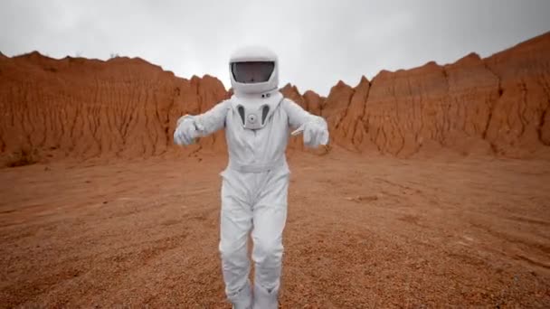 Astronaut Tančí Povrch Marsu Zpomaleném Filmu Astronauti Bílém Skafandru Helmě — Stock video