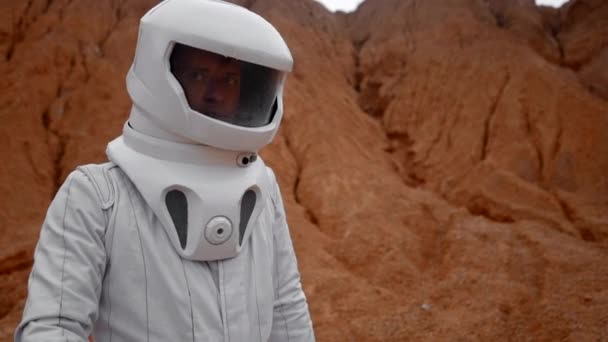 Retrato Astronauta Virando Cabeça Contra Fundo Parede Cratera Exploração Planeta — Vídeo de Stock