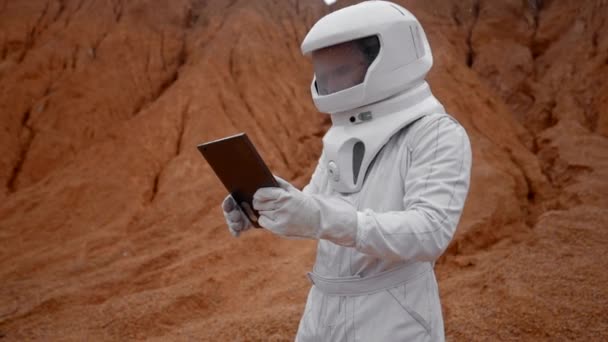 Dolly Astronaute Travaillant Sur Ordinateur Portable Sur Une Planète Rouge — Video
