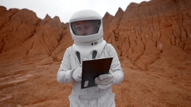 Portret Van Een Astronaut Met Een Tablet Zijn Handen Een — Stockvideo