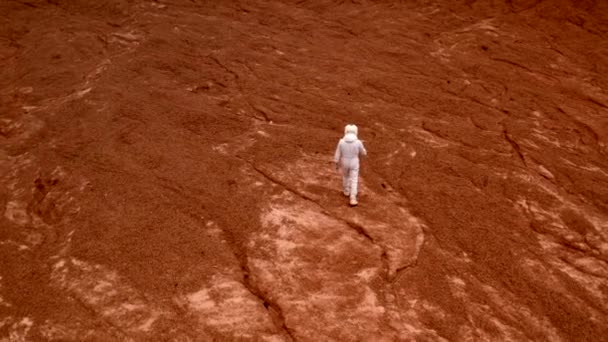 Flygfoto Astronaut Som Går Mot Väggen Krater Avlägsen Planet Orange — Stockvideo