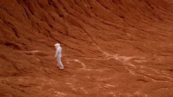 Egy Űrhajós Légi Képe Megpróbál Felmászni Egy Ismeretlen Bolygó Kráterének — Stock videók