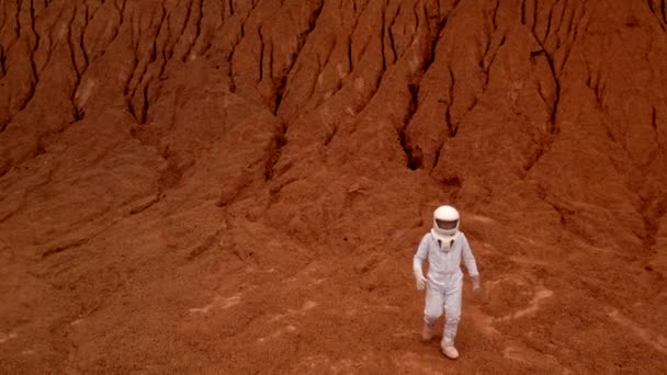 Vol Drone Retour Astronaute Marchant Sur Surface Mars Vue Grande — Video