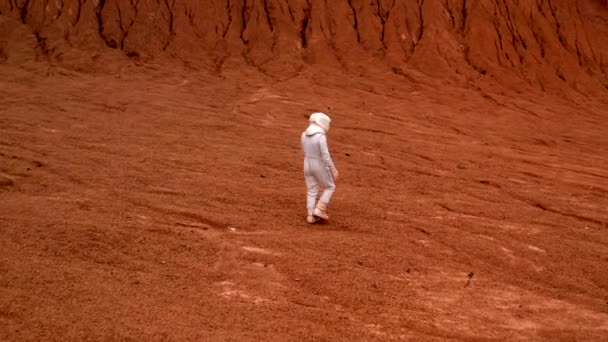 Letecký Snímek Astronauta Ochranném Obleku Bílé Helmě Zkoumající Povrch Rudé — Stock video