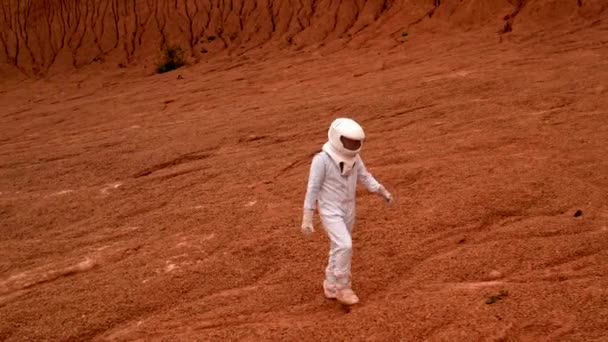 Astronauta Começa Mover Através Cratera Homem Com Terno Proteção Branco — Vídeo de Stock