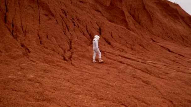 Boční Pohled Kráčejícího Astronauta Vrhal Kráter Červenou Vzdálenou Planetu Ochranný — Stock video