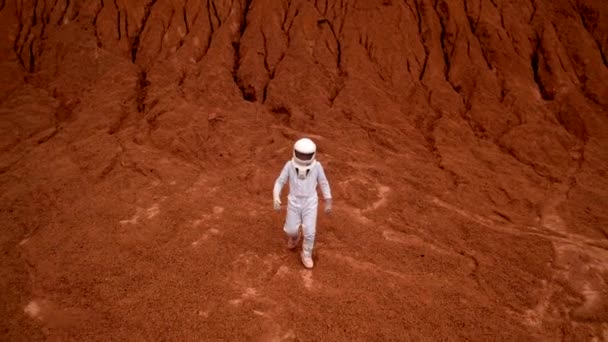Astronauta Idący Powierzchni Czerwonej Planety Kamery Lotniczej Strzał Zoomu Dronniego — Wideo stockowe