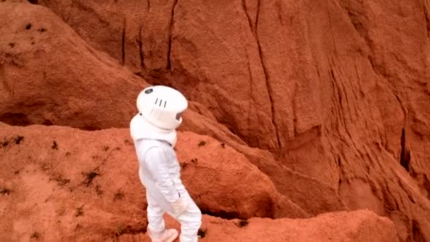Krąg Lotniczy Wokół Astronauty Spoglądający Marsjański Krajobraz Wzgórza Wspaniały Widok — Wideo stockowe