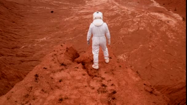 Astronauta Irreconocible Moviendo Las Manos Pidiendo Ayuda Marte Cosmonauta Equipo — Vídeos de Stock