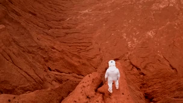 Cirkel Drone Schot Rond Astronaut Staan Krater Heuvel Top Kosmonaut — Stockvideo