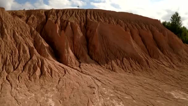 砂採石場の空中ドローンショット 砂鉱床などの鉱物の開発 未来的景観 — ストック動画