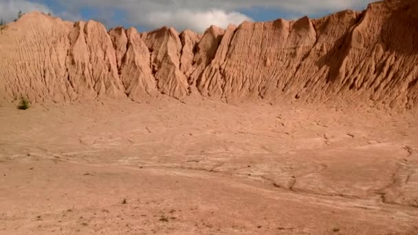 晴れた日に砂のキャリアの映像で壮大なドローンドリー 砂鉱床などの鉱物の開発 未来的景観 — ストック動画