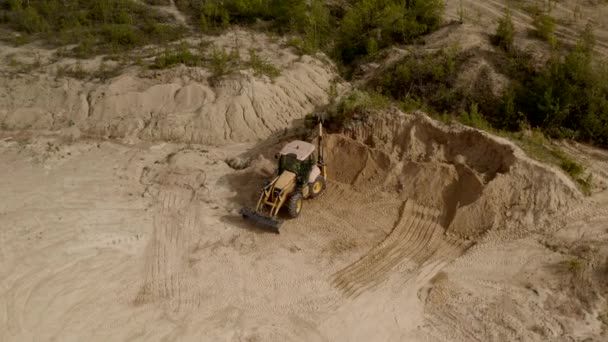 Una Excavadora Excavadora Trabaja Una Carrera Depósito Arena Desarrollo Una — Vídeo de stock