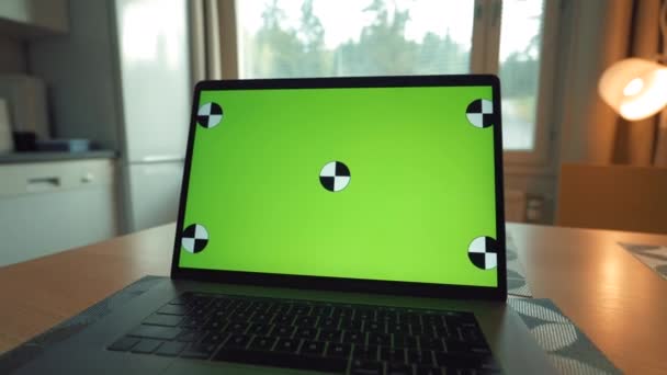Sarışın Çocuk Mutfak Masasında Oturmuş Yeşil Renkli Ekranlı Dizüstü Bilgisayarına — Stok video