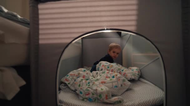 Nettes Blondes Kleinkind Versteckt Sich Kinderspielzelt Das Schlafzimmer Des Stadthauses — Stockvideo