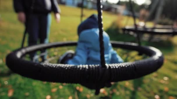 Mutter Schaukelt Kleinen Sohn Sonnigem Herbsttag Auf Schaukelnest Hof Des — Stockvideo