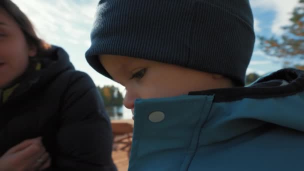 Любопытный Маленький Мальчик Исследует Сельскую Природу Мамой Солнечный Осенний День — стоковое видео