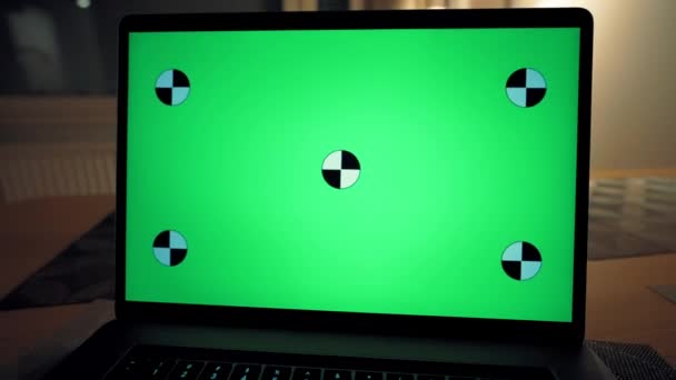 Der Offene Laptop Mit Grünem Chromakey Bildschirm Steht Nachts Auf — Stockvideo