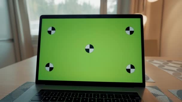 市府厨房桌上放着装有绿色铬质屏风的开放式笔记本电脑 可在网上进行特写的现代电子设备 — 图库视频影像