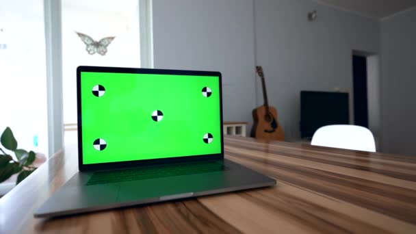 Grüner Chromakey Monitor Eines Offenen Laptops Auf Einem Holztisch Wohnzimmer — Stockvideo