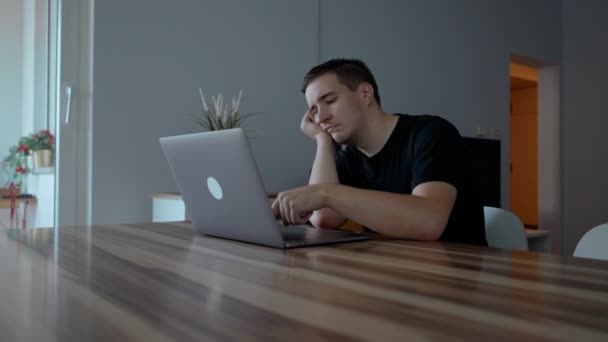 Depressiver Mann Müht Sich Redlich Laptop Holztisch Zimmer Weiter Arbeiten — Stockvideo