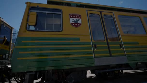 Osobní Vlak Přijíždí Nádraží Zastavuje Nástupiště Aby Odvezl Lidi Slunečného — Stock video