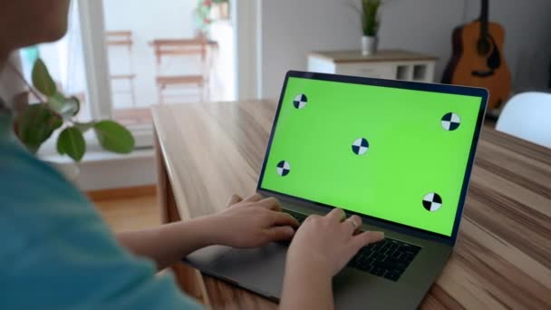 Freiberuflerinnen Berichten Auf Der Tastatur Eines Modernen Laptops Mit Grünem — Stockvideo