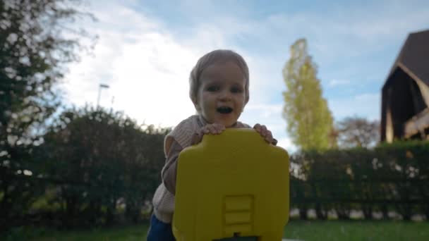 Niedliche Pummelige Kleinkind Junge Öffnet Den Mund Schaut Die Kamera — Stockvideo