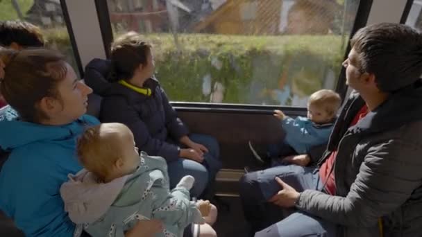Famiglia Numerosa Con Bambini Piccoli Diverte Viaggiare Treno Seduto Svizzera — Video Stock