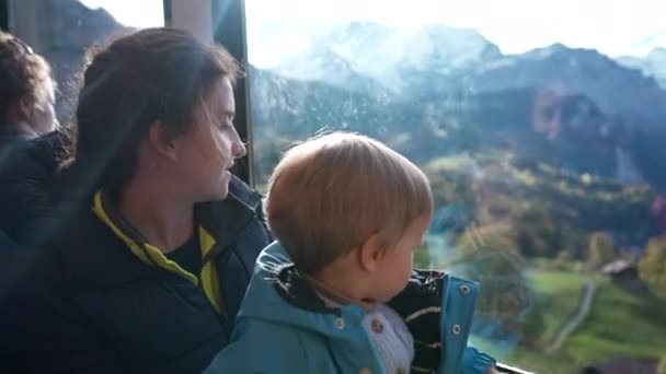 Любопытный Малыш Сидит Коленях Смотрит Окно Поезда Молодая Женщина Маленький — стоковое видео