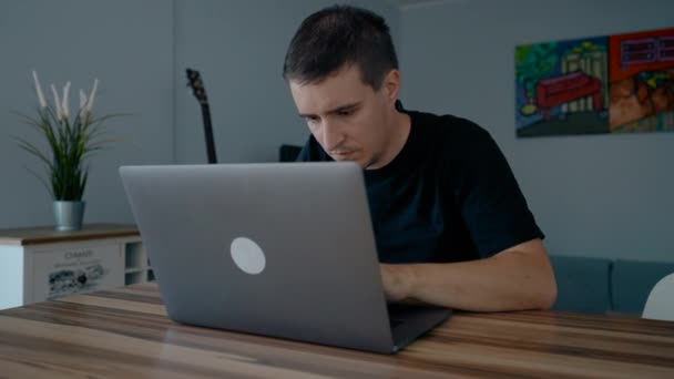Koncentrált Férfi Web Designer Fejleszti Weboldal Modern Laptop Asztalnál Ülve — Stock videók