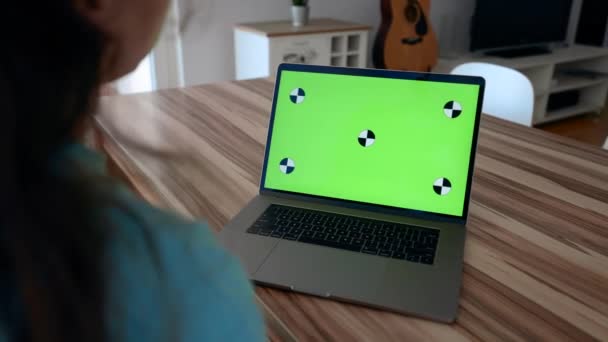 Mulher Assiste Cursos Line Laptop Moderno Com Tela Cromakey Mesa — Vídeo de Stock