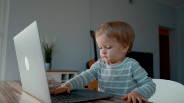 Menino Criança Concentrada Aprende Digitar Texto Dispositivo Eletrônico Sentado Mesa — Vídeo de Stock