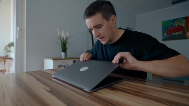 Manlig Frilansare Öppnar Laptop För Att Fortsätta Skriva Artikel För — Stockvideo