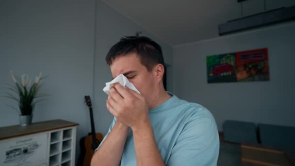 Kranker Niest Laufende Nase Mit Weißer Serviette Junger Mann Sitzt — Stockvideo