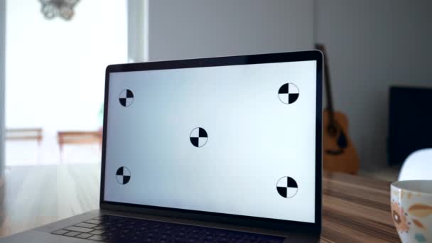Открытый Ноутбук Белым Цветным Экраном Стоит Рядом Чашкой Чая Деревянном — стоковое видео