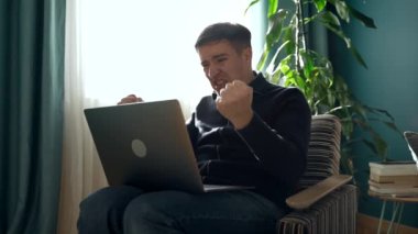 Elinde dizüstü bilgisayarı olan ağlayan bir adam içeride öfkesini dışa vuruyor. Duygusal, ham jestler web sitesi tarzı. Izdırabın sürükleyici tasviri