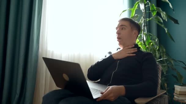 Freelancer Masculino Tosiendo Con Portátil Ropa Casual Sentado Sofá Mientras — Vídeos de Stock