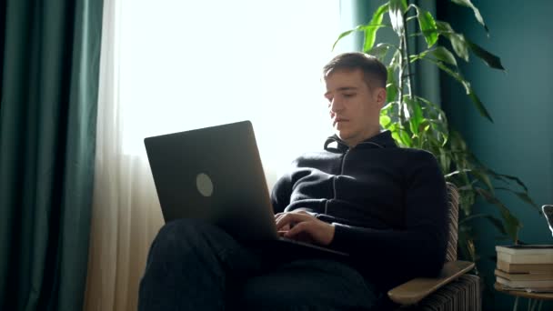 Mladý Samec Volné Noze Ležérní Oblečení Sedí Pohovce Prohlížení Notebook — Stock video