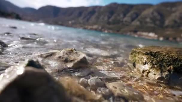 Вид Скелясті Гори Розташовані Березі Озера — стокове відео