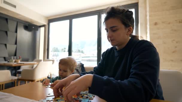 Matka Jej Mały Syn Angażują Się Zbieranie Puzzle Stole Tworząc — Wideo stockowe