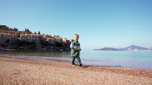 Yavaş Çekim Sahnesinde Küçük Bir Çocuk Güzel Güneşli Bir Günün — Stok video