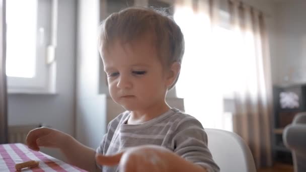 Δείτε Ένα Μικρό Αγόρι Καθώς Χορεύει Μέσα Από Συμφωνία Του — Αρχείο Βίντεο