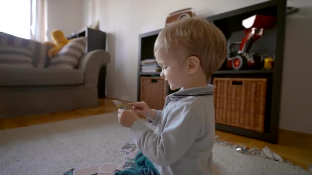 Podívejte Okouzlující Svět Malého Chlapce Jak Naviguje Svou Představivost Pomocí — Stock video