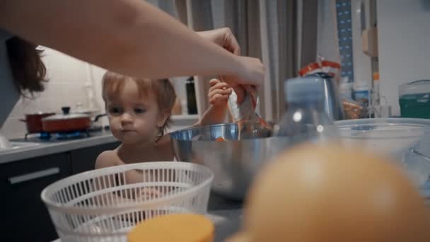 Een Jongetje Zit Rustig Een Keuken Naast Een Gootsteen Observeert — Stockvideo