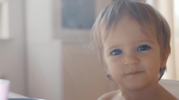 Ung Pojke Med Slående Blå Ögon Flitigt Äta Pannkaka — Stockvideo
