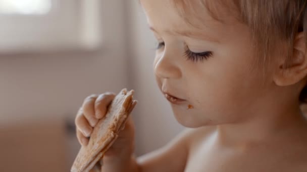 Video Niño Pequeño Comiendo Pedazo Comida Mostrando Sus Acciones Expresiones — Vídeos de Stock