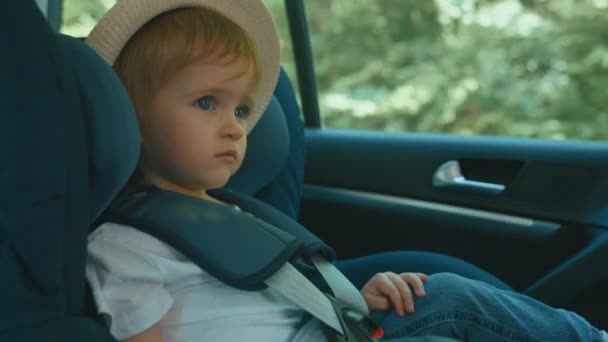 视频中 一个小男孩坐在车座上 头戴一顶帽子 — 图库视频影像