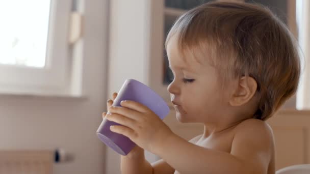 Vídeo Capturando Uma Criança Bebendo Pacificamente Copo Roxo — Vídeo de Stock