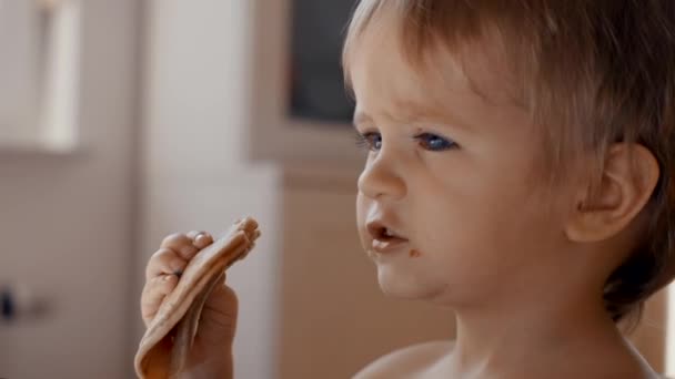 Vídeo Capturando Uma Criança Pequena Enquanto Eles Comem Pedaço Comida — Vídeo de Stock
